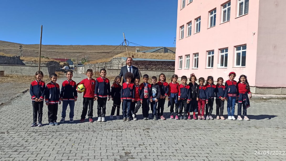 İlçe Milli Eğitim Müdürümüz Çıldır Aşık Şenlik İlkokulunu ve Şehit Taner Karadeniz Ortaokulunu ziyaret etti.